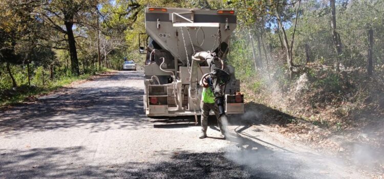 EJECUTIVO ESTATAL AVANZA CON ACCIONES DE BACHEO EN CAMINOS DE AQUISMÓN