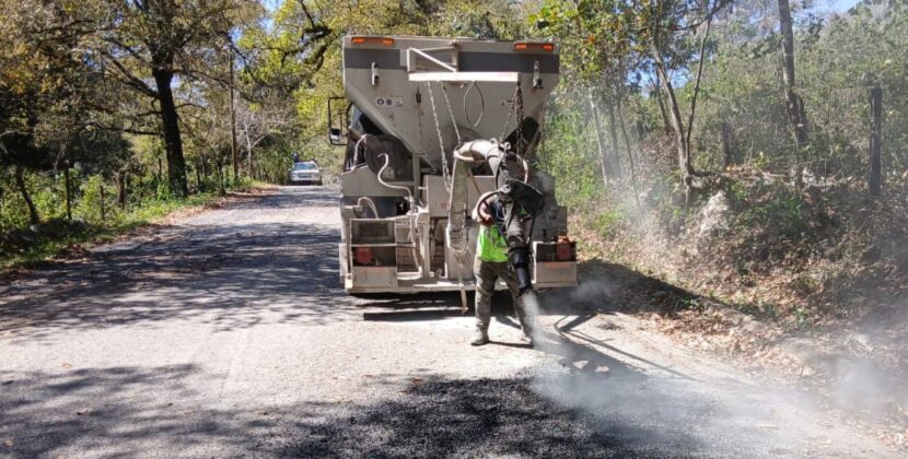 EJECUTIVO ESTATAL AVANZA CON ACCIONES DE BACHEO EN CAMINOS DE AQUISMÓN