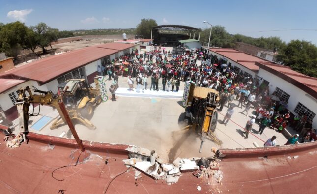 RICARDO GALLARDO RECONSTRUYE ESCUELA A NIÑEZ SOLEDENSE