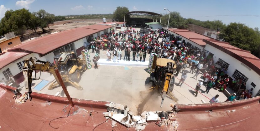 RICARDO GALLARDO RECONSTRUYE ESCUELA A NIÑEZ SOLEDENSE