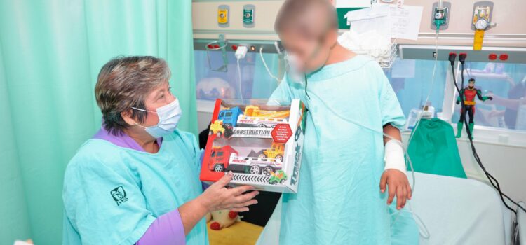 DIF ESTATAL ENTREGA REGALOS A NIÑAS Y NIÑOS PACIENTES DEL IMSS