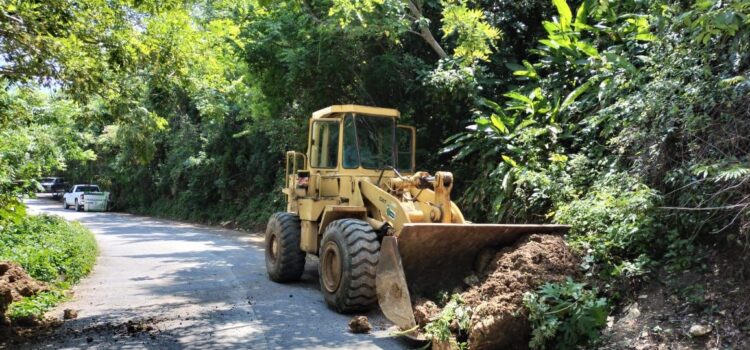 GOBIERNO ESTATAL ATIENDE CAMINOS POR LLUVIAS
