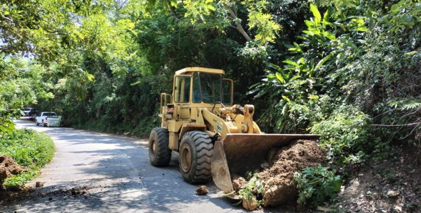 GOBIERNO ESTATAL ATIENDE CAMINOS POR LLUVIAS