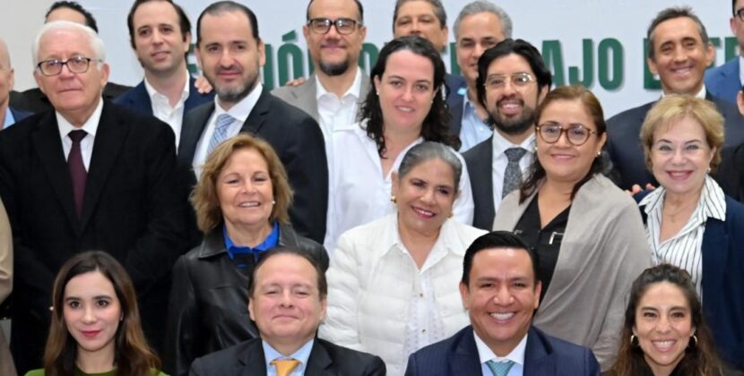 COLEGIO DE NOTARIOS RECONOCE LABOR DE RICARDO GALLARDO A FAVOR DEL ESTADO