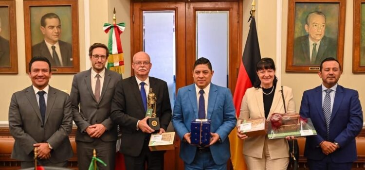 FORTALECE RICARDO GALLARDO RELACIONES DE SLP CON EL MUNDO
